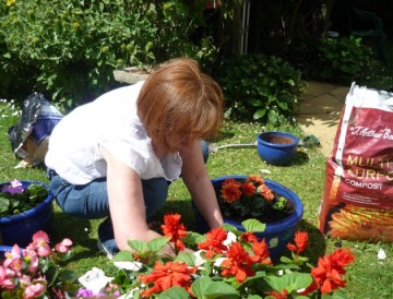 Fundraising for Cancer Research at The Spinney: Gardening in the Sun